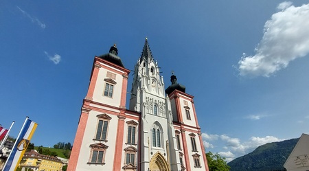 Wallfahrtsbasilika Mariazell mit Pilgern