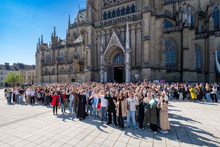 Gruppenfoto der Maturant:innen mit Bischof Manfred Scheuer am Linzer Domplatz.